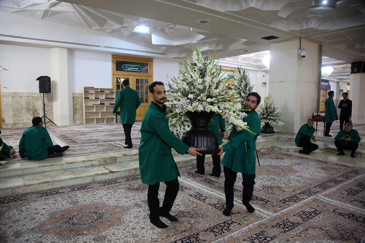 گل‌هایی که هم‌نوا با خدام برای بانوی کرامت خطبه می‌خوانند