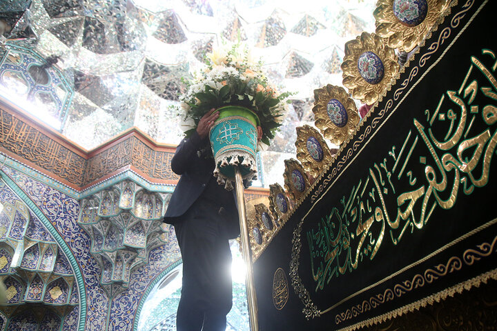 گل‌هایی که هم‌نوا با خدام برای بانوی کرامت خطبه می‌خوانند