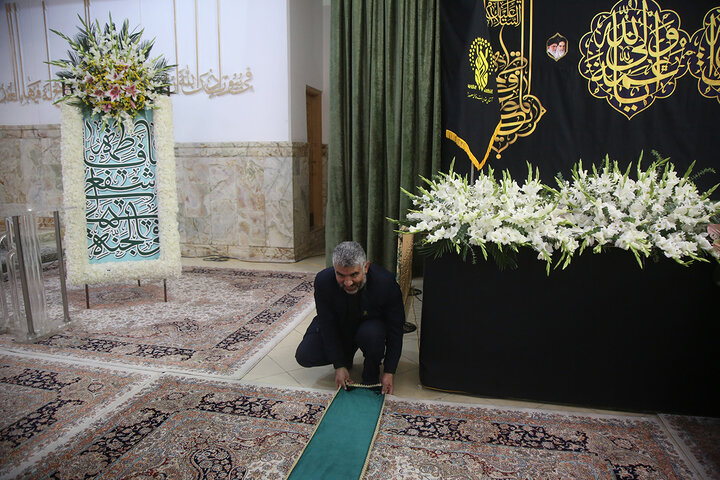 گل‌هایی که هم‌نوا با خدام برای بانوی کرامت خطبه می‌خوانند