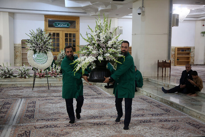 گل‌هایی که هم‌نوا با خدام برای بانوی کرامت خطبه می‌خوانند