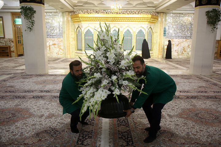 گل‌هایی که هم‌نوا با خدام برای بانوی کرامت خطبه می‌خوانند