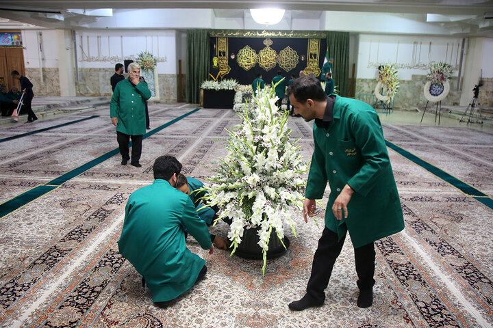 گل‌هایی که هم‌نوا با خدام برای بانوی کرامت خطبه می‌خوانند