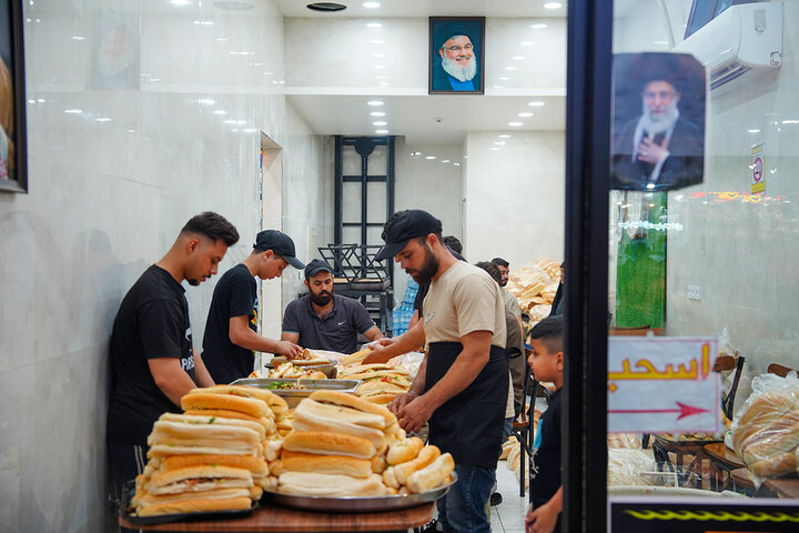 خدمت رسانی به زائران عزادار کریمه اهل بیت(س) در خیابان‌های اطراف حرم