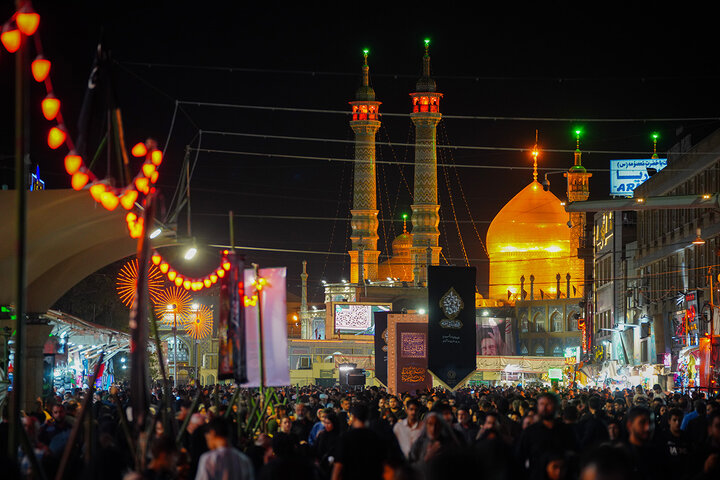 خدمت رسانی به زائران عزادار کریمه اهل بیت(س) در خیابان‌های اطراف حرم