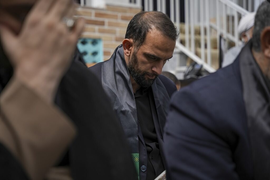 Foto / Hz. Masume Türbesi hizmetkarlarından, Ayetullah Şubeyri Zencani’nin makamına taziye ziyareti