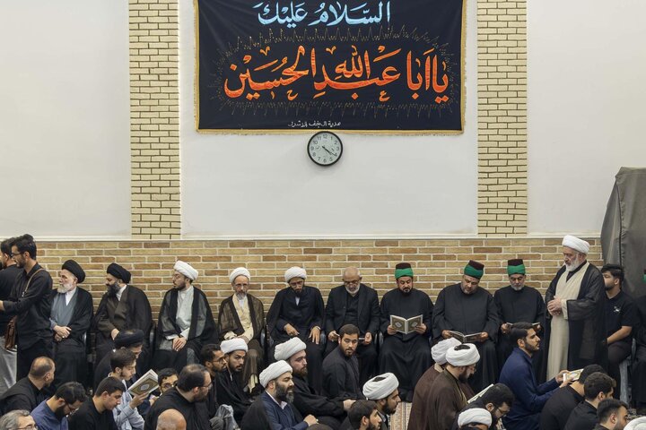 تقرير مصور/ وفد العتبة العباسية المقدسة في مدينة قم يقدم التعازي بوفاة آية الله الشبيري الزنجاني (ره)