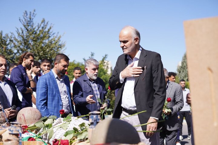 گزارش تصویری/  تجدید میثاق ملی‌پوشان فوتبال با شهدای جنگ تحمیلی