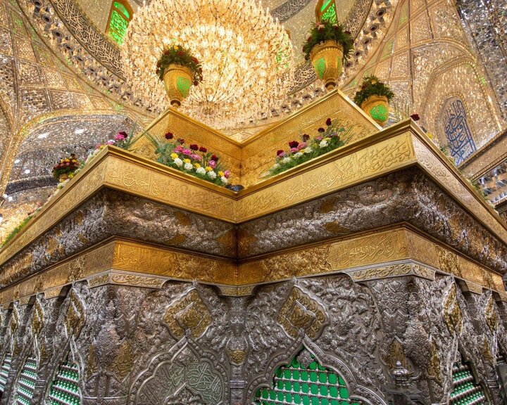Coronas de flores engalanan el Santuario del Imam Huséin (P) con motivo del nacimiento del Imam Hasan al-Askari (PB)