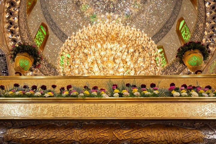 Coronas de flores engalanan el Santuario del Imam Huséin (P) con motivo del nacimiento del Imam Hasan al-Askari (PB)
