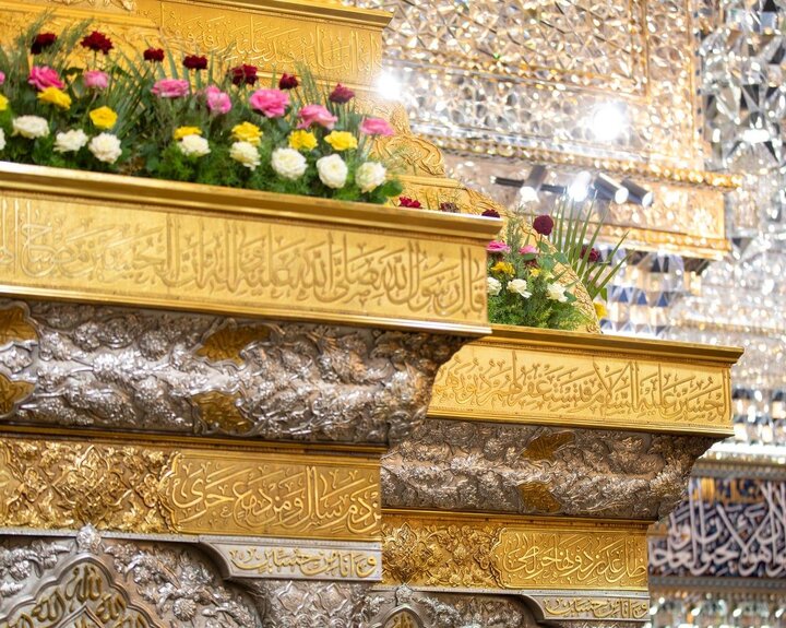 Coronas de flores engalanan el Santuario del Imam Huséin (P) con motivo del nacimiento del Imam Hasan al-Askari (PB)