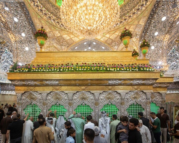 Coronas de flores engalanan el Santuario del Imam Huséin (P) con motivo del nacimiento del Imam Hasan al-Askari (PB)