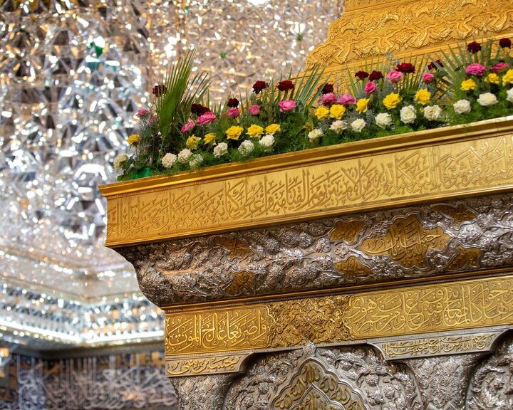Coronas de flores engalanan el Santuario del Imam Huséin (P) con motivo del nacimiento del Imam Hasan al-Askari (PB)