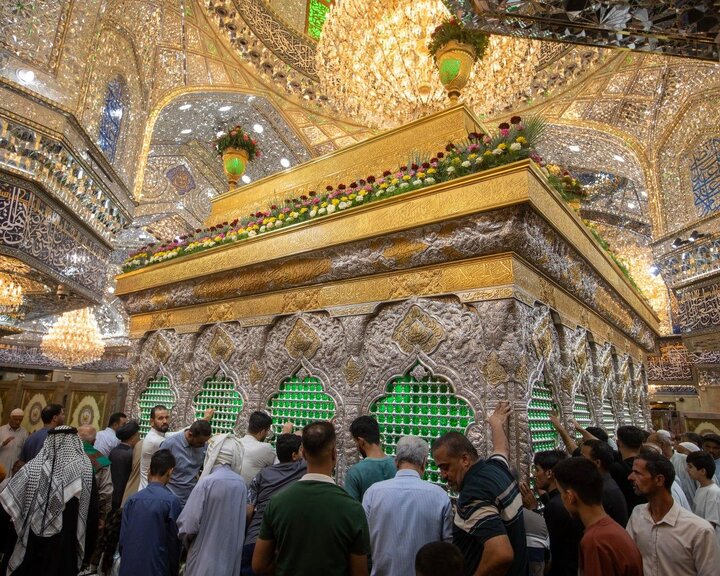 Coronas de flores engalanan el Santuario del Imam Huséin (P) con motivo del nacimiento del Imam Hasan al-Askari (PB)