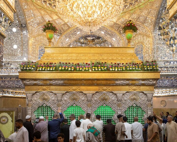 Coronas de flores engalanan el Santuario del Imam Huséin (P) con motivo del nacimiento del Imam Hasan al-Askari (PB)