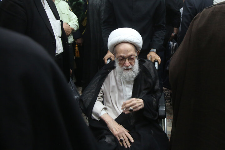 بزرگداشت آیت‌الله اعظمی شبیری زنجانی از سوی رهبر معظم انقلاب در حرم بانوی کرامت