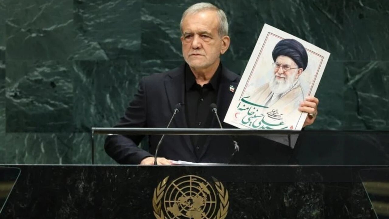 Pezeşkiyan, BM kürsüsünde Şehit İmam Ayetullah Hamanei’in fotoğrafını kaldırdı