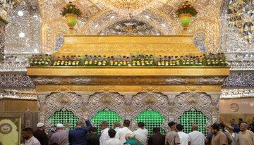 تقرير مصور/ تزين ضريح الإمام الحسين ( ع ) بالزهور في ذكرى ولادة الإمام الحسن العسكري ( ع)