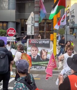 视频 | 首尔民众向特朗普和内塔尼亚胡画像投掷鞋子