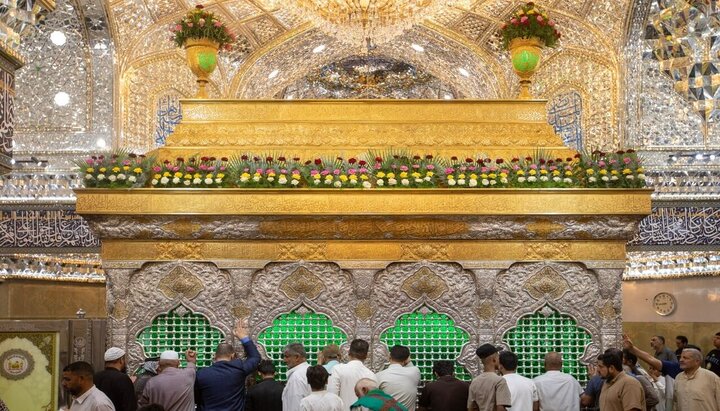 تقرير مصور/ تزين ضريح الإمام الحسين ( ع ) بالزهور في ذكرى ولادة الإمام الحسن العسكري ( ع)وفقا لما أفادته وكالة أهل البيت (ع) للأنباء ــ أبنا ــ  أكاليل من الزهور تزين ضريح الإمام الحسين ( ع )، وذلك بمناسبة ذكرى ولادة الإمام الحسن العسكري ( ع).
