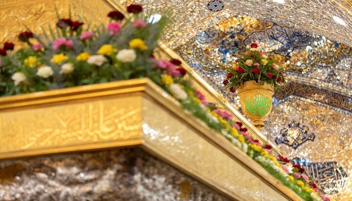 تقرير مصور/ تزين ضريح الإمام الحسين ( ع ) بالزهور في ذكرى ولادة الإمام الحسن العسكري ( ع)وفقا لما أفادته وكالة أهل البيت (ع) للأنباء ــ أبنا ــ  أكاليل من الزهور تزين ضريح الإمام الحسين ( ع )، وذلك بمناسبة ذكرى ولادة الإمام الحسن العسكري ( ع).