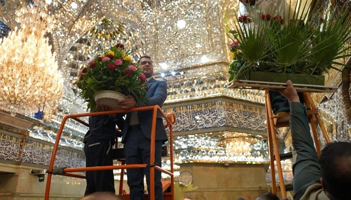 تقرير مصور/ تزين ضريح الإمام الحسين ( ع ) بالزهور في ذكرى ولادة الإمام الحسن العسكري ( ع)وفقا لما أفادته وكالة أهل البيت (ع) للأنباء ــ أبنا ــ  أكاليل من الزهور تزين ضريح الإمام الحسين ( ع )، وذلك بمناسبة ذكرى ولادة الإمام الحسن العسكري ( ع).