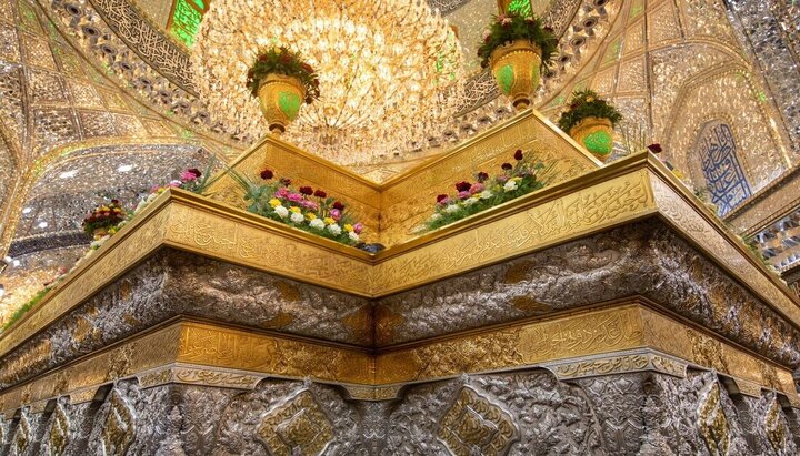 تقرير مصور/ تزين ضريح الإمام الحسين ( ع ) بالزهور في ذكرى ولادة الإمام الحسن العسكري ( ع)وفقا لما أفادته وكالة أهل البيت (ع) للأنباء ــ أبنا ــ  أكاليل من الزهور تزين ضريح الإمام الحسين ( ع )، وذلك بمناسبة ذكرى ولادة الإمام الحسن العسكري ( ع).