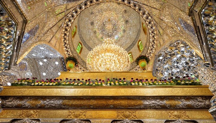 تقرير مصور/ تزين ضريح الإمام الحسين ( ع ) بالزهور في ذكرى ولادة الإمام الحسن العسكري ( ع)وفقا لما أفادته وكالة أهل البيت (ع) للأنباء ــ أبنا ــ  أكاليل من الزهور تزين ضريح الإمام الحسين ( ع )، وذلك بمناسبة ذكرى ولادة الإمام الحسن العسكري ( ع).