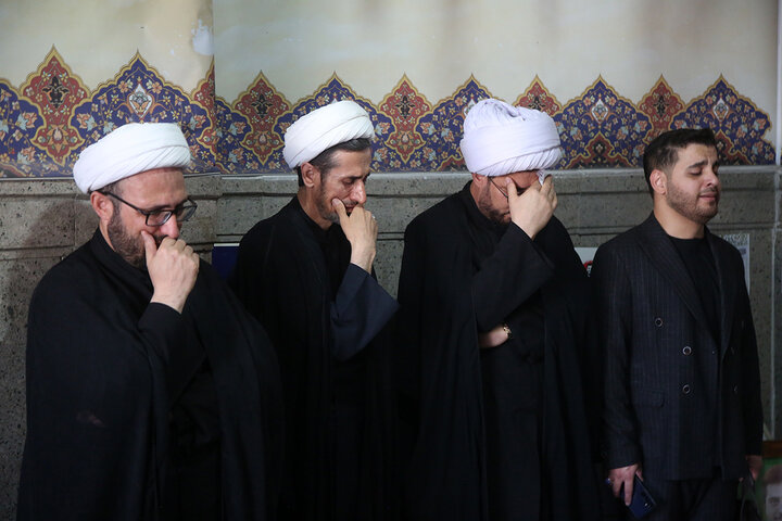 غبارروبی مزار شهدای مدفون در حرم حضرت معصومه (س) در هفته دفاع مقدس
