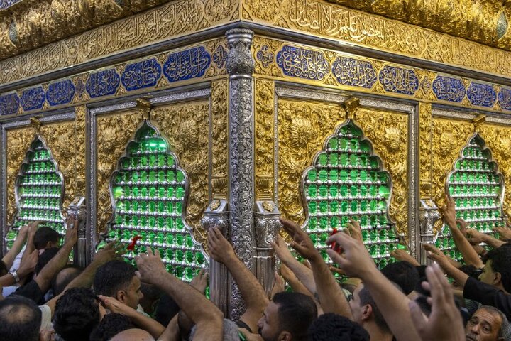 Informe fotográfico | Multitudes de peregrinos conmemoran la bendita noche del jueves en el Santuario de Abalfadl al-Abbas (PB).