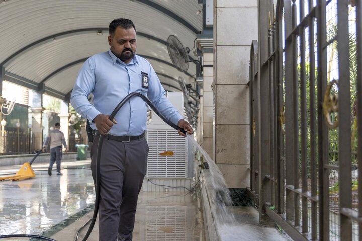تقرير مصور/ غسل أرضية مسقفات الساحة الوسطية لبين الحرمين وفرشها بالسجاد