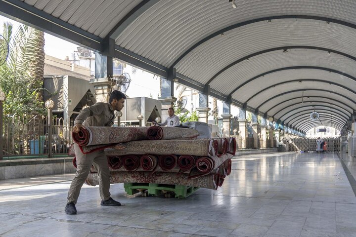 تقرير مصور/ غسل أرضية مسقفات الساحة الوسطية لبين الحرمين وفرشها بالسجاد