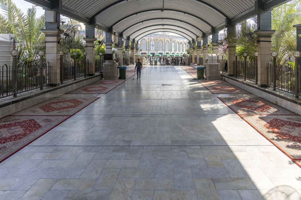 تقرير مصور/ غسل أرضية مسقفات الساحة الوسطية لبين الحرمين وفرشها بالسجاد