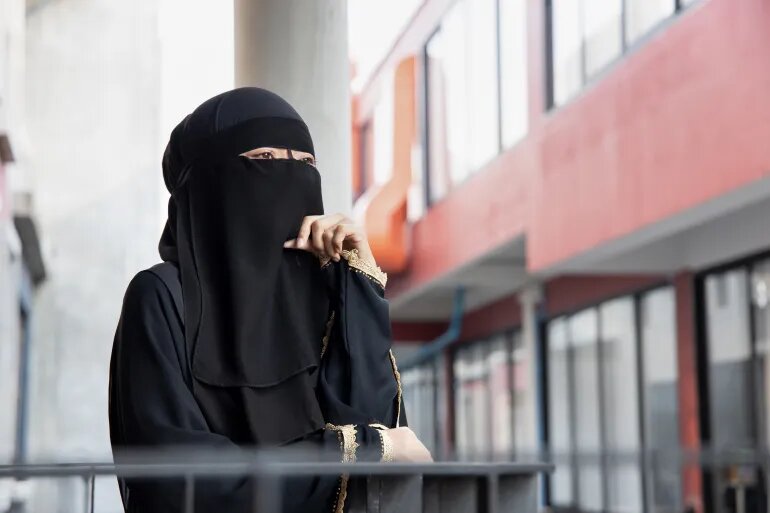 مدينة إسبانية تحظر البرقع والنقاب في الأماكن العامة