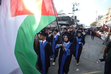 جشن فارغ‌التحصیلی دانشجویان فلسطینی در اردوگاه نصیرات غزه