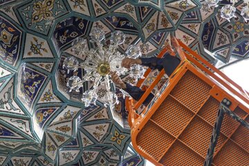 تقرير مصور/ تنفيذ أعمال الإدامة لثريات مرقد أبي الفضل العباس(عليه السلام)
