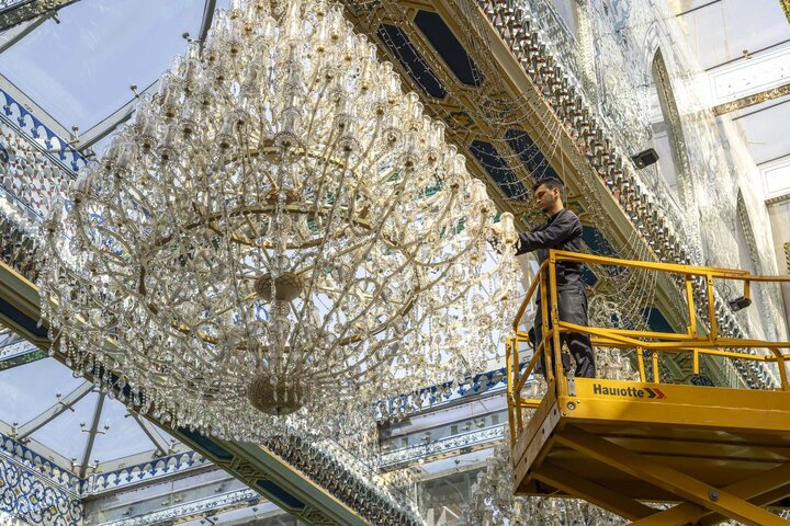 تقرير مصور/ تنفيذ أعمال الإدامة لثريات مرقد أبي الفضل العباس (عليه السلام)
