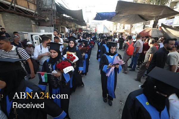 Informe fotográfico | Celebración de graduación de estudiantes palestinos en el campo de refugiados de Nuseirat, Gaza