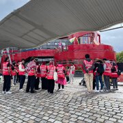 Informe fotográfico | Francia: los miembros de la organización benéfica «¿Quién es Hussain?» entablan diálogo con la gente
