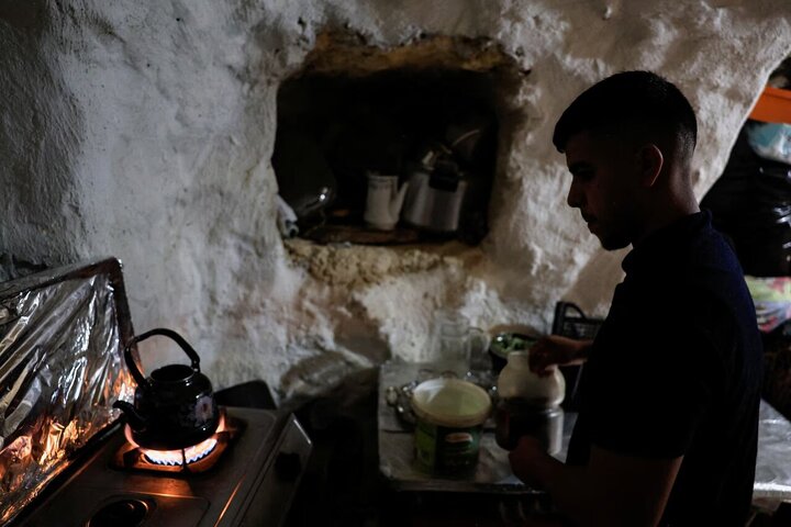 Photos: Palestinians take refuge in caves