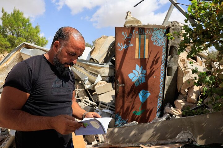 Photos: Palestinians take refuge in caves