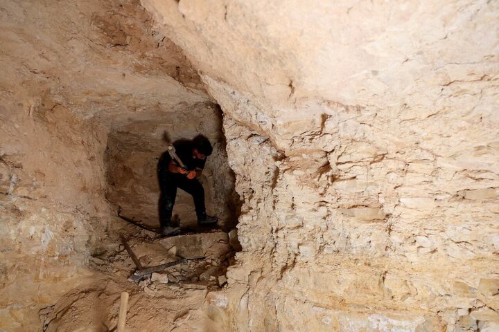 Photos: Palestinians take refuge in caves