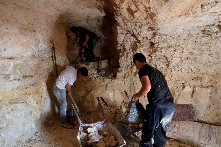 Photos: Palestinians take refuge in caves