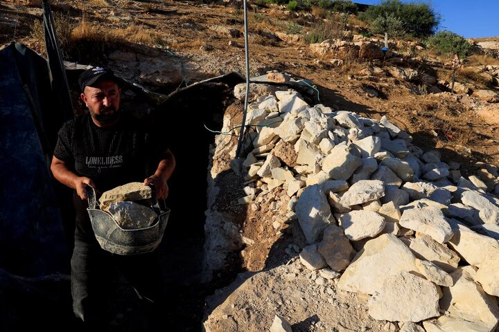 Photos: Palestinians take refuge in caves