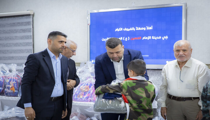 تقرير مصور/ العتبة الحسينية المقدسة تجهز عددا من أبناء الشهداء بالكسوة المدرسية في كربلاء