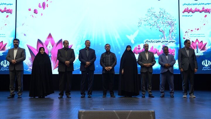 گزارش تصویری/ تجلیل از برگزیدگان پویش ملی ایثار