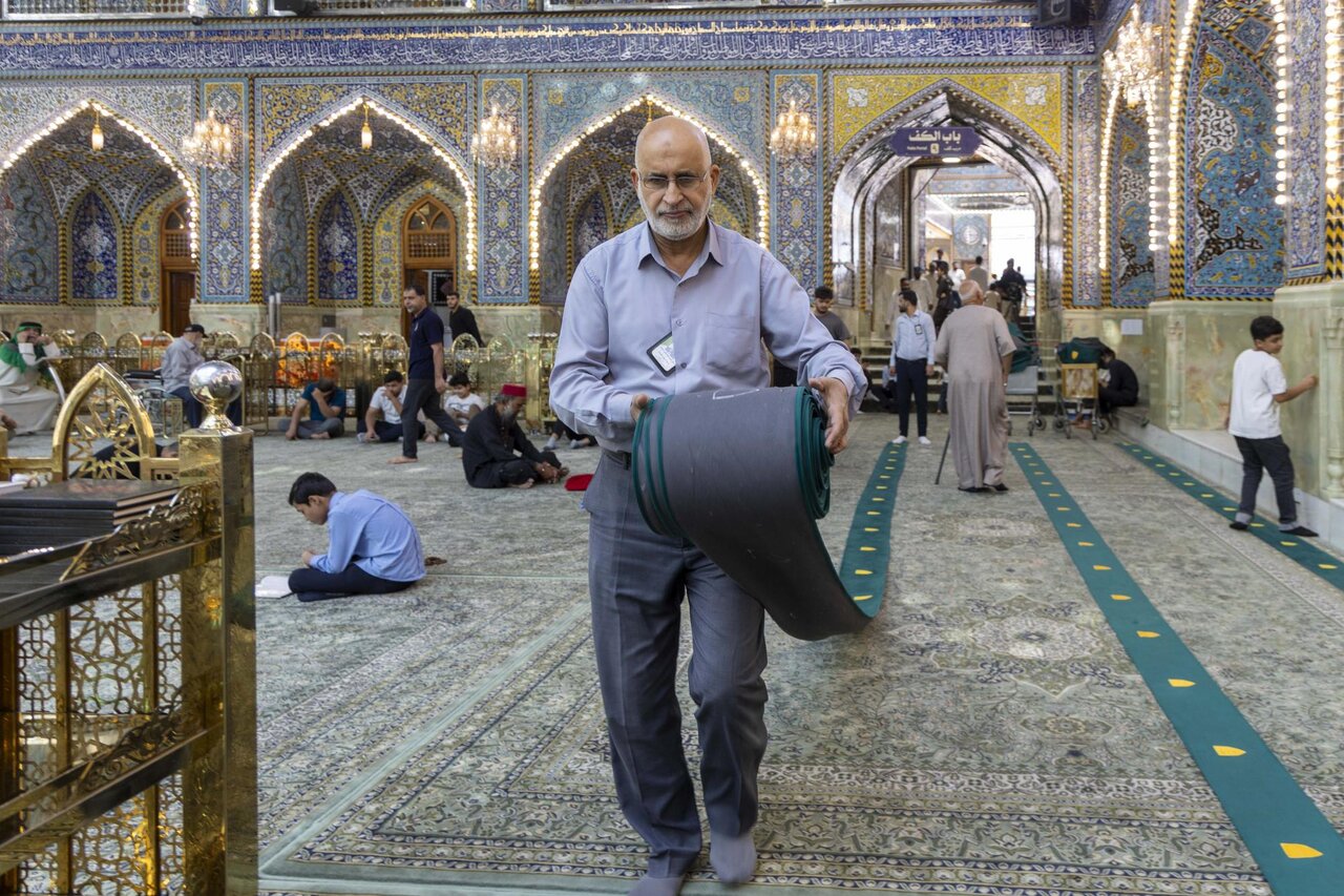 Al-Abbas Holy Shrine Staff Prepare Prayer Areas for Visitors (+Photos)