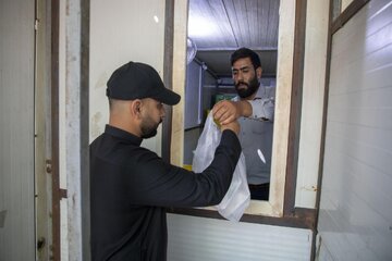تقرير مصور/ تقديم 15 ألف وجبة لزائري مرقد أبي الفضل العباس (ع) ليلة الجمعة