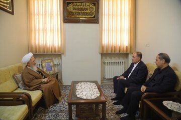 آية الله جوادي الآملي: انتصار البلاد يتحقق ببركة كون الشعب «يد الله»