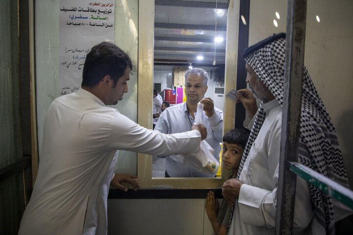 تقرير مصور/ تقديم 15 ألف وجبة لزائري مرقد أبي الفضل العباس (ع) ليلة الجمعة