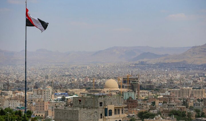 Êrîşî li ser baregeha hêzên koalîsyona Siûdî li Adenê; pêşdeçûna hêzên çekdar ên Yemenê li Taizê